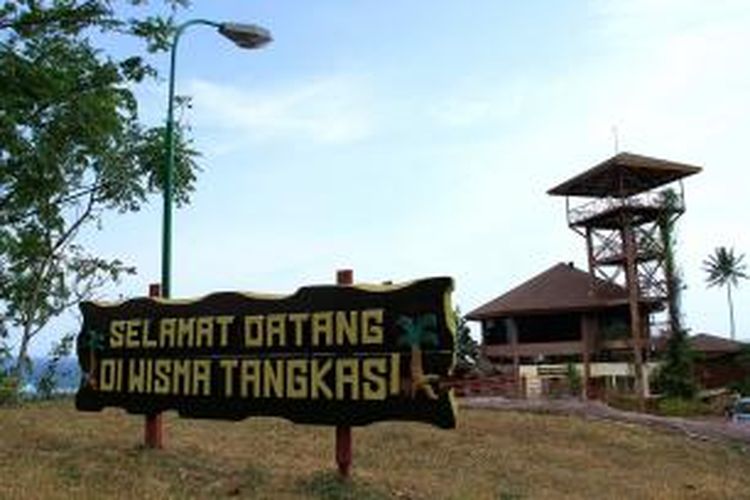 Wisma Tangkasi di Pusat Penyelamatan Satwa Tasikoki di Minahasa Utara, Sulawesi Utara. Di sini terdapat guest house yang dapat disewa oleh pungunjung yang datang.