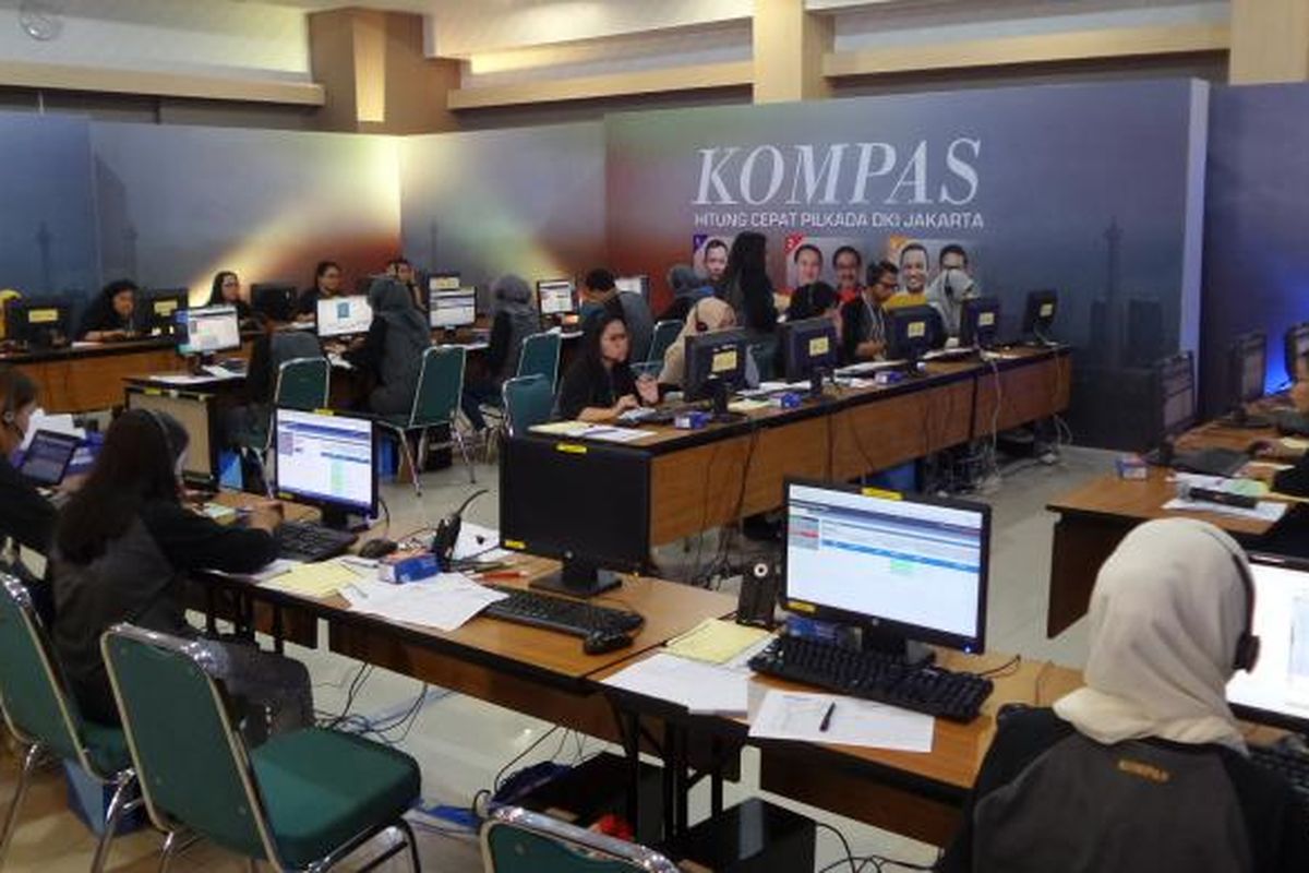 Suasana Pusat Data Hitung Cepat Kompas untuk Pilkada DKI Jakarta 2017, Rabu (15/2/2017). Hasil hitung cepat baru bisa dilihat siang nanti setelah penghitungan di tiap TPS (Tempat Pemungutan Suara) selesai dilakukan.