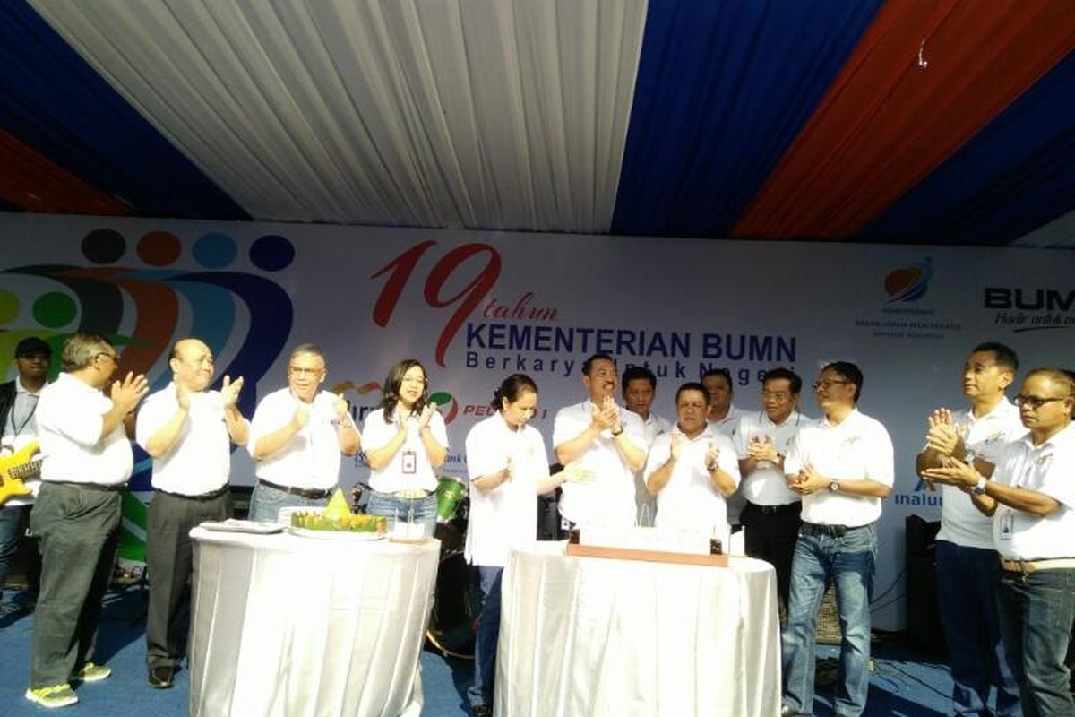 Menteri BUMN Rini Soemarno bersama para deputi Kementerian BUMN merayakan HUT Kementerian BUMN ke 19 di Jakarta, Selasa (18/4/2017).