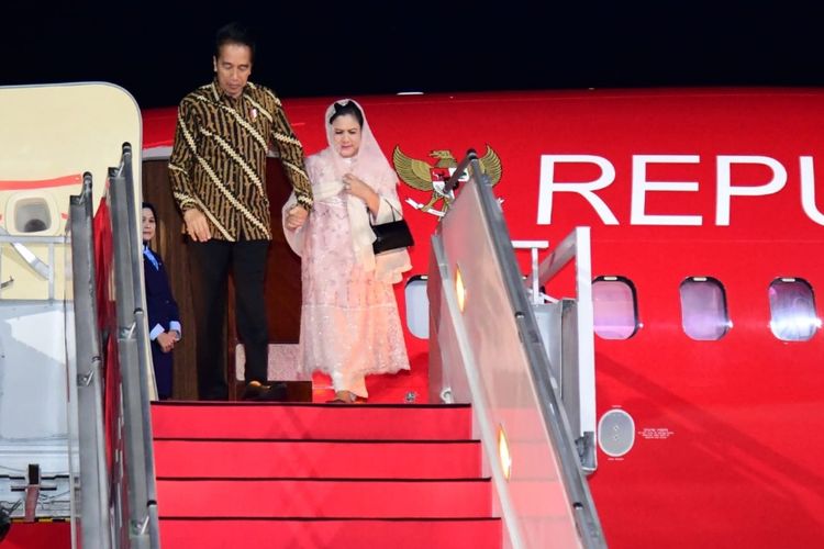 Presiden Joko Widodo dan Ibu Negara Iriana Joko Widodo saat tiba di Lanud Halim Perdanakusuma, Jakarta pada Kamis (8/6/2023) usai mengunjungi Singapura dan Malaysia. 