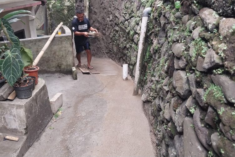 Warga Bogor Patungan Perbaiki Jalan Alternatif Batutulis yang Amblas