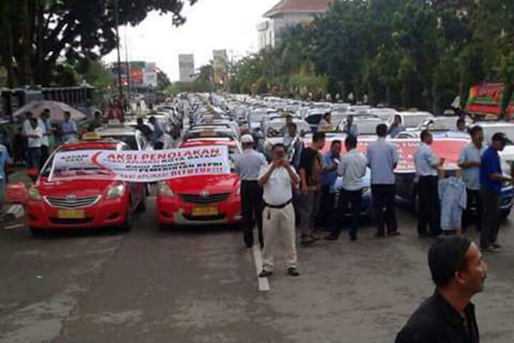 Para sopir taksi konvensional di Batam dari pagi tadi sejak saat ini terus berdatangan. Mereka memarkirkan kendaraanya di depan Kantor Walikota Batam guna meminta ketegasan pemerintah terhadap oprasionalnya taksi online di Batam