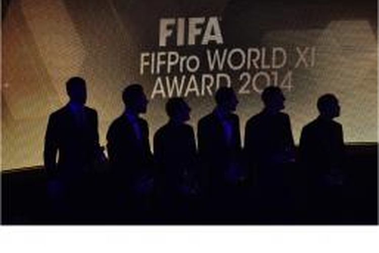 Para pemain yang masuk FIFA FIFPro World XI 2014 berdiri di panggung dalam event penghargaan FIFA Ballon d'Or di Kongresshaus, Zurich, Senin (12/1/2015).