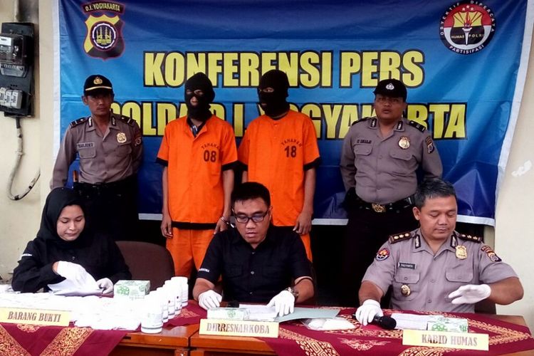 Direktur Ditresnarkoba Polda DIY, Kombes Pol Wisnu Widarto (tengah) didampingi Kabid Humas Polda DIY, AKBP Yuliyanto dan Kasubdit II Ditresnarkoba Polda DIY, AKBP Erma Wijayanti saat jumpa pers mengungkap kasus trihexypenidyl atau pil sapi di DIY.