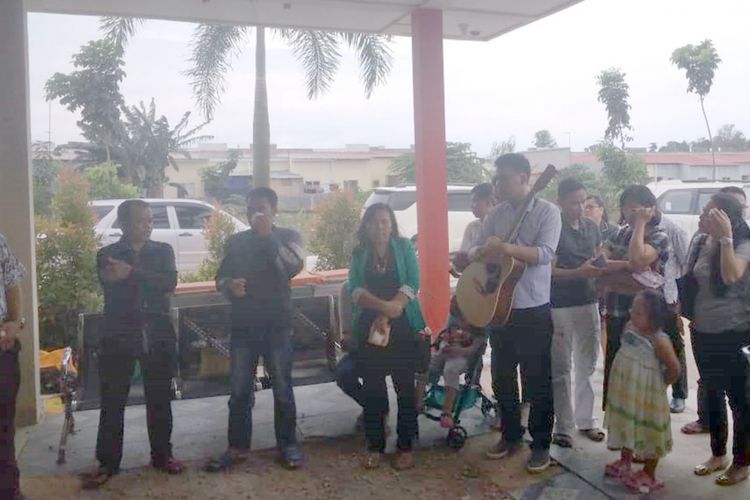 Jenazah Taban Musadi alias Edi (30), yang ditemukan mengapung terikat tali berpemberat di waduk Sei Ladi Sekupang, Batam, Kepulauan Riau (Kepri) sekitar pukul 14.30 WIB, Rabu (4/7/2018) lalu. Hari ini, Sabtu (7/7/2018) dijemput keluarga untuk diterbangkan ke Kalimantan Barat.