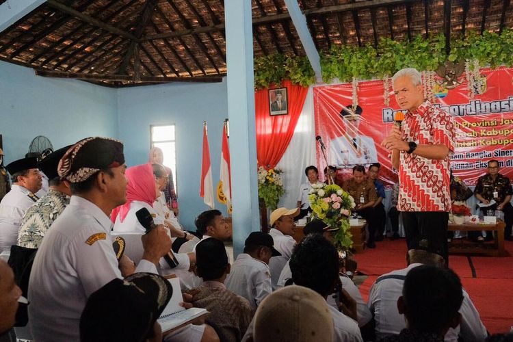 Gubernur Jateng Ganjar Pranowo usai rapat koordinasi percepatan penanganan kemiskinan ekstrem untuk Kabupaten Grobogan dan Demak di Kantor Desa Mlilir, Kecamatan Gubug, Kabupaten Grobogan, Rabu (24/1/2023).