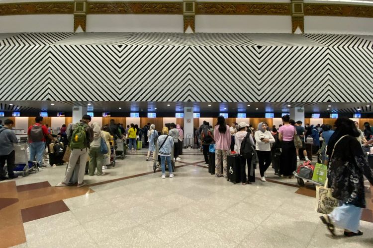 Para penumpang di Bandara Internasional Juanda Surabaya, Selasa (16/4/2024).