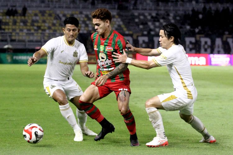 Pemain Persebaya Surabaya Gali Freitas dijaga dua pemain Bhayangkara Presisi Lampung FC Putu Gede dan Ryo Matsumura saat laga pekan ke-21 Super League 2025-2026 yang berakhir dengan skor 1-2 di Stadion Gelora Bung Tomo Surabaya, Jawa Timur, Sabtu (14/2/2026) malam.
