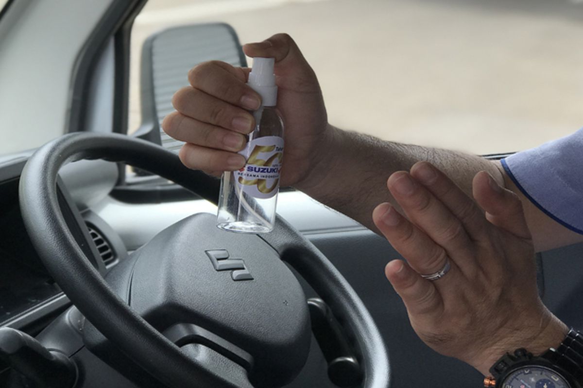 Suzuki donasikan hand sanitizer dan masker untuk sopir angkot