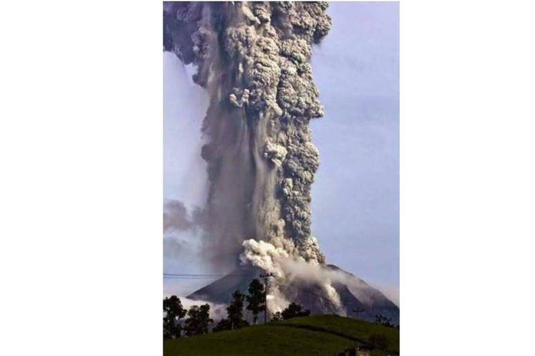 Beredar foto dan video yang menginformasikan dahsyatnya letusan Gunung Soputan, Sulawesi Utara di aplikasi pesan WhatsApp pada Rabu (3/10/2018)