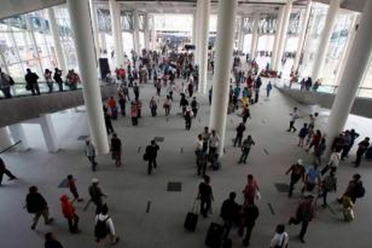 Warga berada di terminal kedatangan Bandara Internasional Kualanamu, Deli Serdang, Sumut