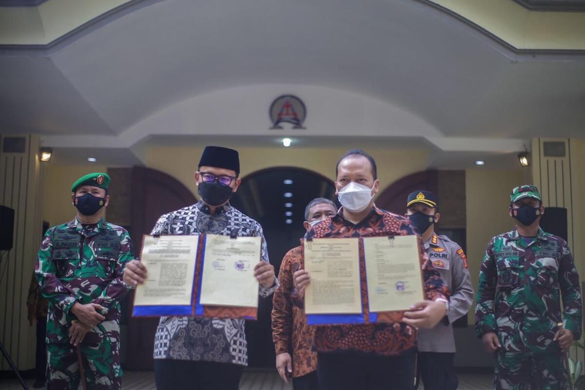 Wali Kota Bogor Bima Arya Sugiarto menyerahkan berita acara serah terima (BAST) hibah lahan di GKI Pengadilan, Kota Bogor, Minggu (13/6/2021).