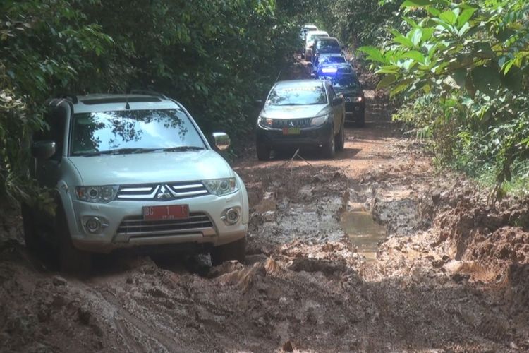 Rombongan kendaraan dinas Bupati Ogan Ilir harus berjibaku melewati jalan rusak dan berlumpur di Kecamatan Rambangkuang Ogan Ilir. Kerusakan jalan di Ogan Ilir. Banyak titik jalan di Ogan Ilir yang rusak baik di ruas jalan provinsi maupun kabupaten