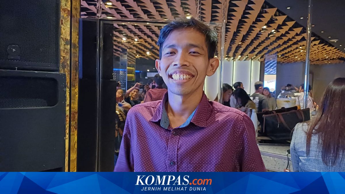 Dede Sunandar collapses in ring after boxing match with Vicky Prasetyo