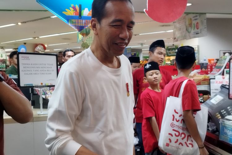 Presiden Joko Widodo (Jokowi) saat mendampingi anak-anak yatim membayar belanjaan di kasir supermarket Plaza Atrium, Senen, Jakarta Pusat, Selasa (9/4/2024).