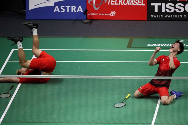 Ganda putra Indonesia, Marcus Fernaldi Gideon - Kevin Sanjaya Sukamuljo meluapkan kegembiraan saat bertanding melawan ganda putra Indonesia, Fajar Alfian - Muhammad Rian Ardianto pada pertandingan final Asian Games 2018 di Istora Senayan, Jakarta, Selasa (28/8/2018). Mereka berhasil menyabet medali emas.