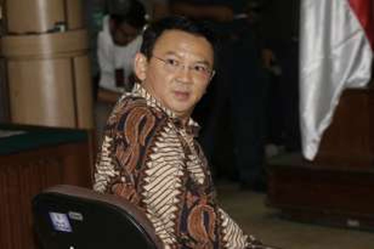 Gubernur Jakarta, Basuki Tjahaja Purnama, hadir dalam sidang perdana kasus penistaan agama di Pengadilan Jakarta Utara, Jalan Gajah Mada, Jakarta, Selasa (13/12/2016). Ahok ditetapkan menjadi tersangka karena mengutip ayat suci saat menyampaikan sambutan di hadapan warga Kepulauan Seribu.