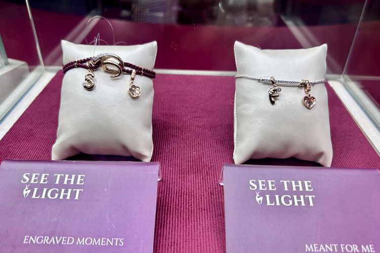Koleksi See The Light dari Frank & co. dan Maudy Ayunda yang bertajuk ‘Meant for Me’ di  rangkaian Frankly, That’s Love Exhibition yang digelar di Atrium Mall Kelapa Gading 3, Jakarta Pusat, Kamis (12/2/2026).