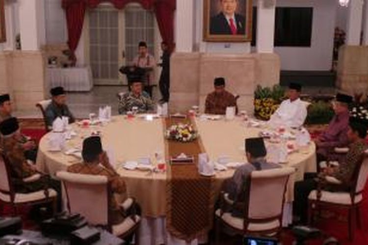 Pasangan calon presiden dan wakil presiden, Prabowo Subianto-Hatta Rajasa dan Jokowo-Jusuf Kalla menghadiri acara silaturahmi dengan Presiden Susilo Bambang Yudhoyono di Istana Negara, Minggub(20/7/2014).