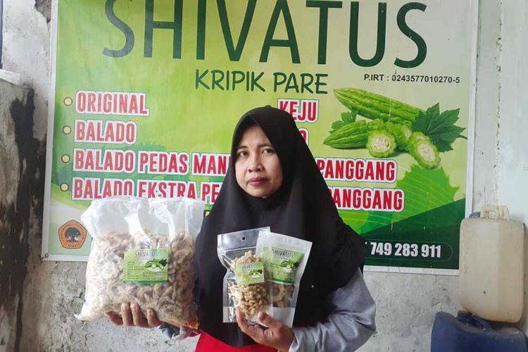 KERIPIK PARE—Eny Setiyowati (39), warga Kelurahan Nambangan Kidul, Kecamatan Manguharjo, Kota Madiun menunjukkan keripik pare yang diberi merk Shivatus. Keripik pare besutan Eny dijual hingga Hongkong.