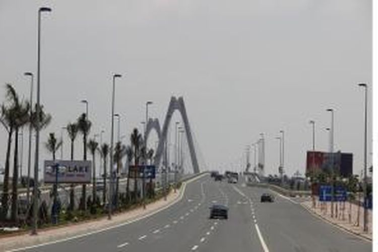 Nhat Tân Bridge merupakan jembatan kabel yang melintasi Sungai Merah di Hanoi, diresmikan pada tanggal 4 Januari 2015. Jembatan ini merupakan bagian dari enam jalur jalan raya baru yang menghubungkan Hanoi dan Bandara Internasional Noi Bai. Proyek ini didanai pinjaman Japan International Cooperation Agency ODA. Foto diambil pada Selasa (19/5/2015).
