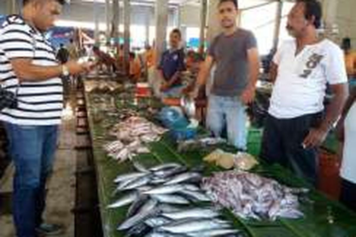 Pengurus APPSI Kabupaten Bireuen, melakukan tinjauan dan wawancara dengan pedagang ikan di Pasar Inpres Bireuen, terkait mahal dan ketersediaan pasokan udang tiger atau yang lebih dikenal dengan udang windu. Rabu (27/1). DESI