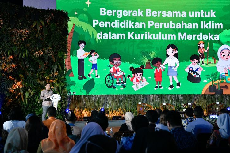 Kepala Badan Standar, Kurikulum, dan Asesmen Pendidikan (BSKAP), Kemendikbudristek, Anindito Aditomo, menyampaikan laporan dalam giat Bergerak Bersama untuk Pendidikan Perubahan Iklim dalam Kurikulum Merdeka, di Kemendikbudristek, Jakarta, Selasa (27/8/2024).