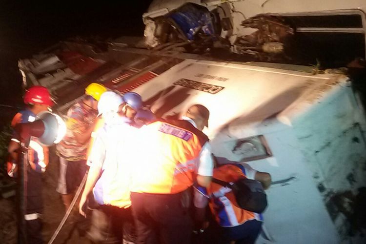 Tim sementara mengevakuasi jenazah masinis kereta api Sancaka yang tewas terhimpit di dalam lokomotif.
