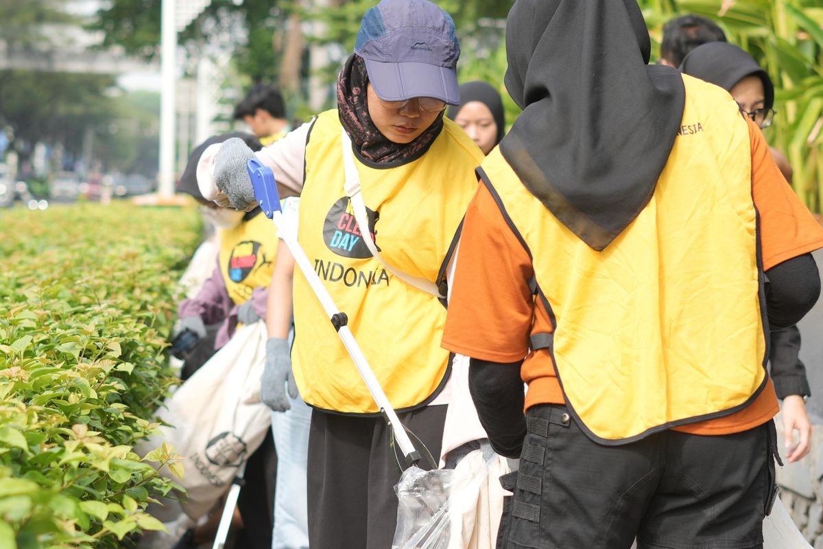 Kegiatan plogging di acara LMF 2024 berhasil mengumpulkan 27 kilogram sampah dengan 100 orang peserta pada hari Minggu, 3 November 2024.