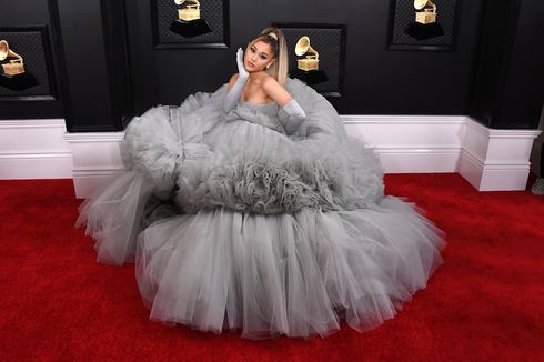 Ariana Grande Tampil Anggun bak Cinderella Saat Hadiri Grammy