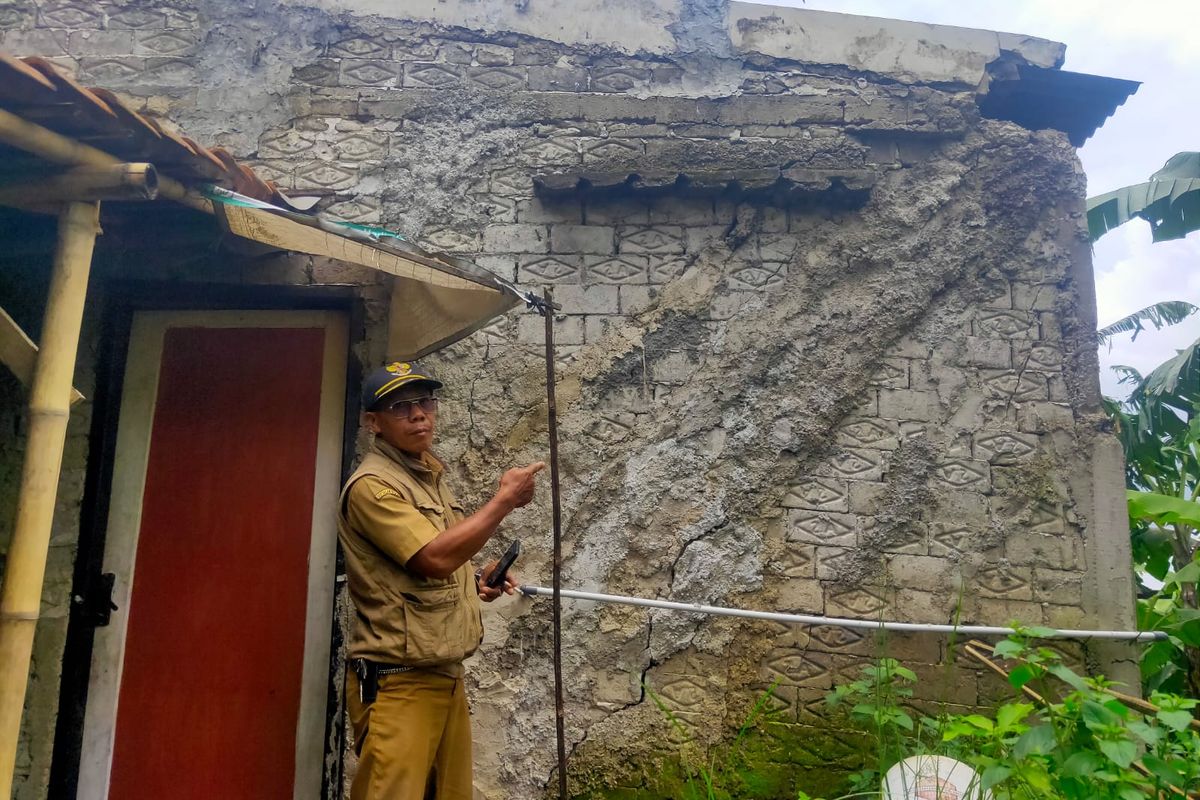 rumah warga di Kampung Cinta Mekar RT 01 RW 22 Desa Gunungmasigit, Kecamatan Cipatat, Kabupaten Bandung Barat (KBB), Jawa Barat rusak setelah diterjang pergerakan tanah, Rabu (23/1/2024).