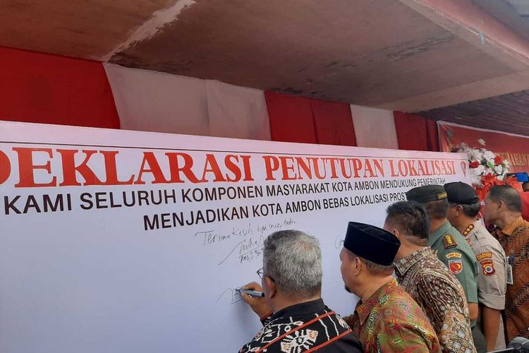 Wali Kota Ambon Richard Louhenapessy, Direktur Rehabilitasi Sosial, Tuna Sosial dan Korban Perdagangan Orang, Kementrian Sosial, Waskito Budi Kusumo, Kapolresta Pulau Ambon, Dandim Pulau Ambon dan Sekretaris MUI Provinsi Maluku saat menandatangani deklarasi  penutupan lokalisasi Tanjung Batu Merah, Ambon, Kamis (6/2/2020)