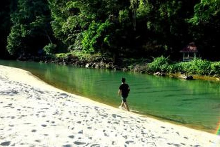 Sungai Tamborasi, di Kolaka, Sulawesi Tenggara merupakan sungai terpendek di dunia yang dibatasi oleh pasir putih.