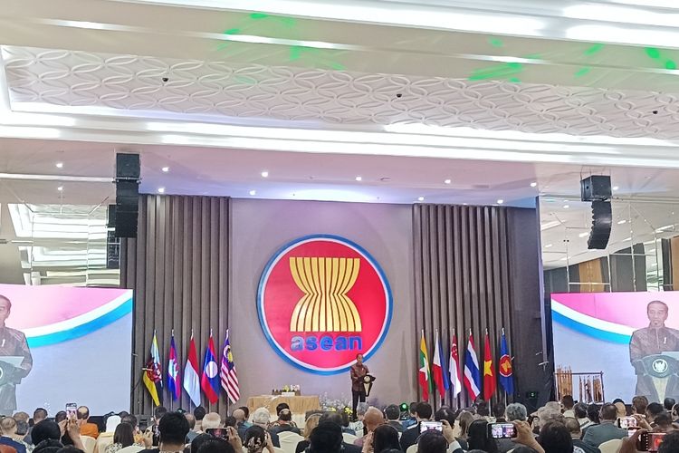 Presiden Joko Widodo memberikan sambutan di acara ASEAN Day sebagai peringatan ulang tahun ke-56 ASEAN yang digelar di Sekretariat ASEAN, Selasa (8/8/2023).