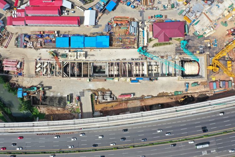 Tunnel 1 merupakan terowongan dengan dua lintasan kereta cepat yang berlokasi di area Halim dan berjarak 2.5 kilometer dari Stasiun Kereta Cepat.