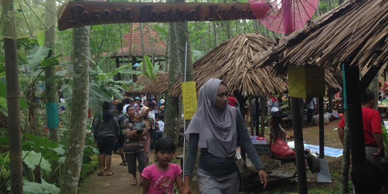 Pasar Karetan, pasar unik ini berada di tengah kebun karet di Kendal, Jawa Tengah, Minggu (28/1/2018). Pasar ini tiap minggu dipenuhi ribuan wisatawan dari berbagai daerah.