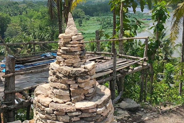 Ada candi-candian di kawasan yang disebut warga sebagai Gunung Dayakan bagian dari Pedukuhan Kaliwiru, Kalurahan Tuksono, Kapanewon Sentolo, Kabupaten Kulon Progo, Daerah Istimewa Yogyakarta. Seorang penambang iseng membangun belasan candi itu dari sisa batu yang ditambang. Kini, lokasi dilirik jadi obyek wisata masa depan.