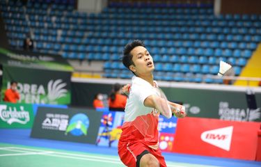 Aksi tunggal putra Indonesia, Anthony Sinisuka Ginting, ketika menghadapi Lucas Claerbout (Perancis) pada babak pertama Korea Open 2022, Selasa (5/4/2022).