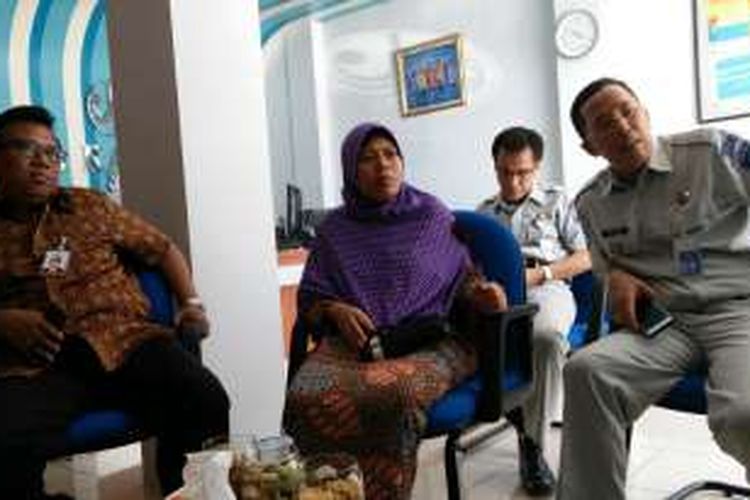 Yudha Tria Nurvita, istri Puji Purnomo Mualim 2 KMP Rafelia 2 yang menjadi korban di perariran selat Bali saat menerima asuransi di Kantor Jasa Raharja Banyuwangi
