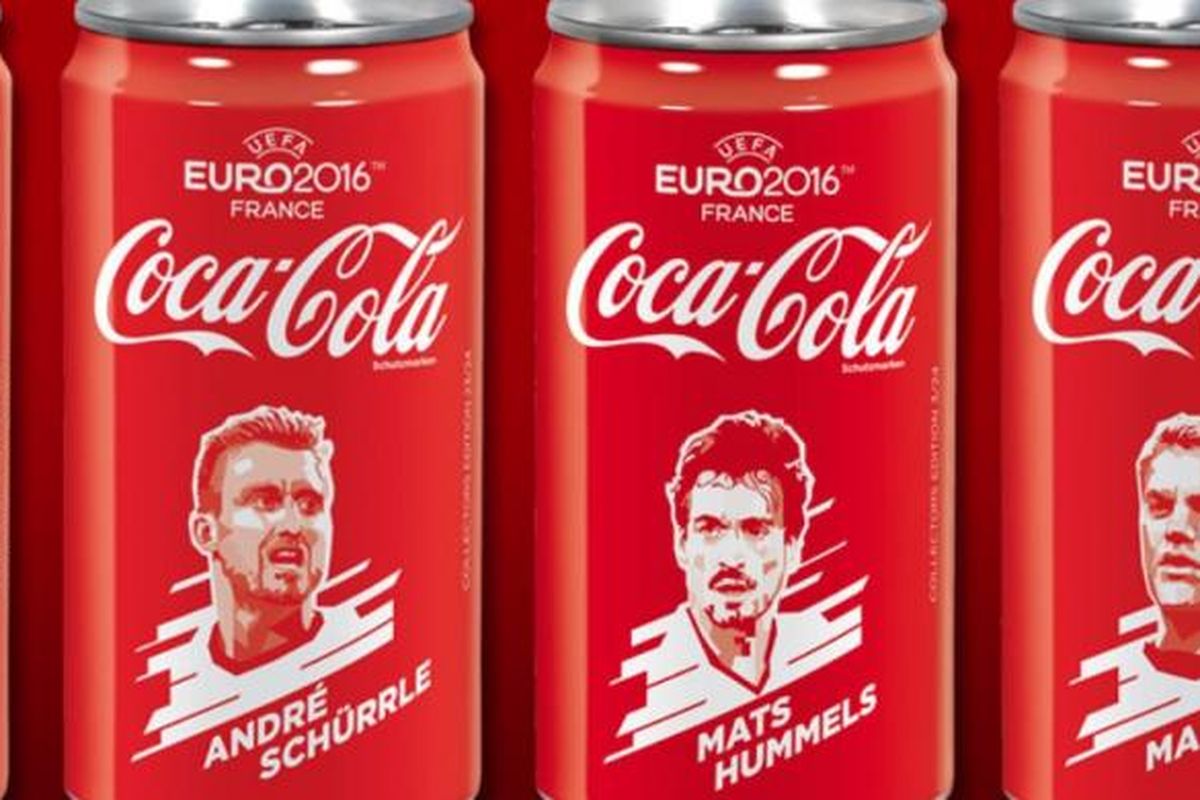 Terukir sketsa para pemain tim nasional Jerman di kemasan Coca Cola selama Piala Eropa.