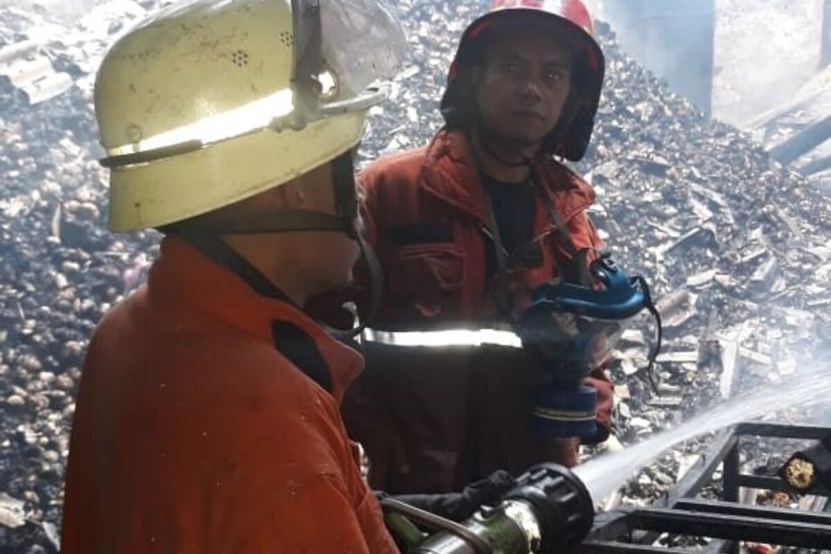 Petugas pemadam kebakaran sedang memadamkan api dalam peristiwa kebakaran yang menghanguskan empat ruko di Jalan Klenteng, Kelurahan Babakan Pasar, Kecamatan Bogor Tengah, Kota Bogor, Kamis (27/2/2020).