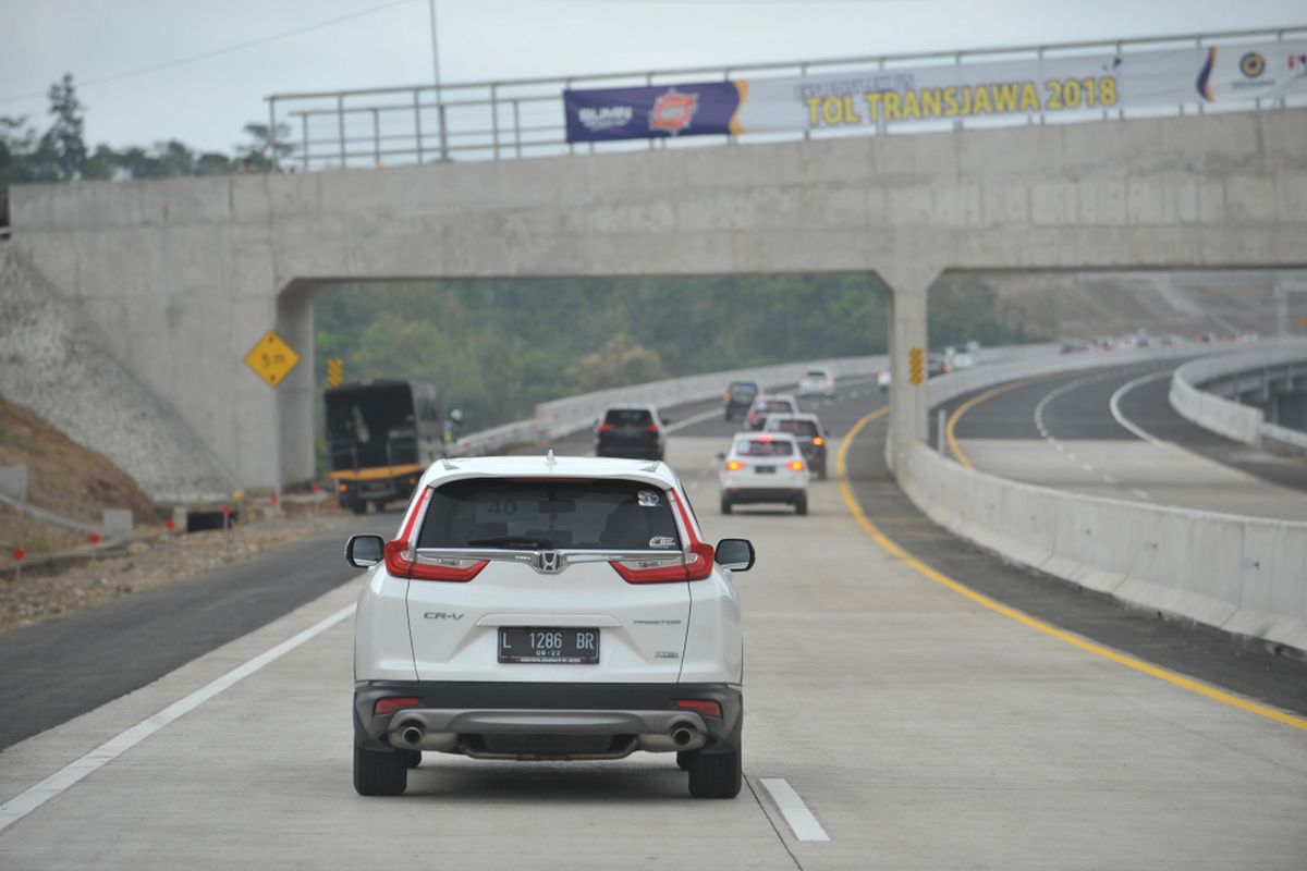 Honda CR-V Turbo Melintas Tol Trans Jawa
