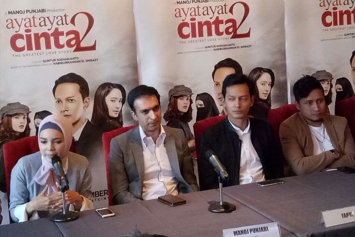 Sandra Dewi, Manoj Punjabi, Fedi Nuril, dan Arie Untung saat jumpa pers peluncuran Official Poster dan Trailer Ayat Ayat Cinta 2 di MD Place, Setiabudi, Jakarta Selatan, Selasa (24/10/2017). 