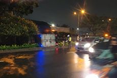 Tabrak Pembatas Jalan, Mobil Boks Terbalik di Duri Kosambi