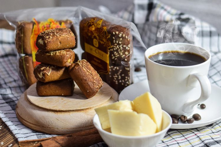 Roti Gambang menjadi menu sarapan yang cocok ditemani dengan kopi. Roti ini digemari sejak era kolonial Belanda.
