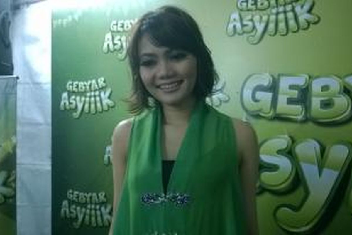 Pembawa acara, penyanyi, sekaligus komedian Rina Nose diabadikan sebelum memandu acara Gebyar Asyiiik 2015 di lapangan Surodinawan, Mojokerto, Sabtu (18/4/2015).