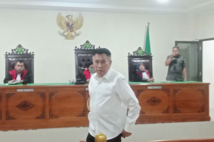 Annar Salahuddin Sampetoding meninggal ruang sidang pengadilan negeri (PN) Sungguminasa, Kabupaten Gowa, Sulawesi Selatan dalam statusnya sebagai terdakwa kasus uang palsu UIN Alauddin Makassar. Rabu, (30/7/2025).