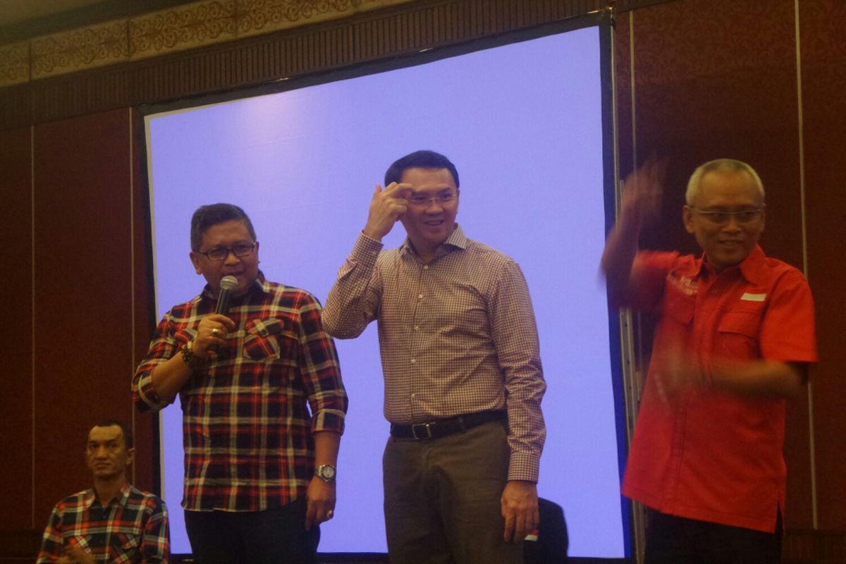 Cagub DKI Jakarta Basuki Tjahaja Purnama, Sekjen PDI-P Hasto Kristiyanto, dan anggota DPR RI Arif Wibowo saat pengarahan saksi PDI-P di JIEXPO Kemayoran, Minggu (9/4/2017). 