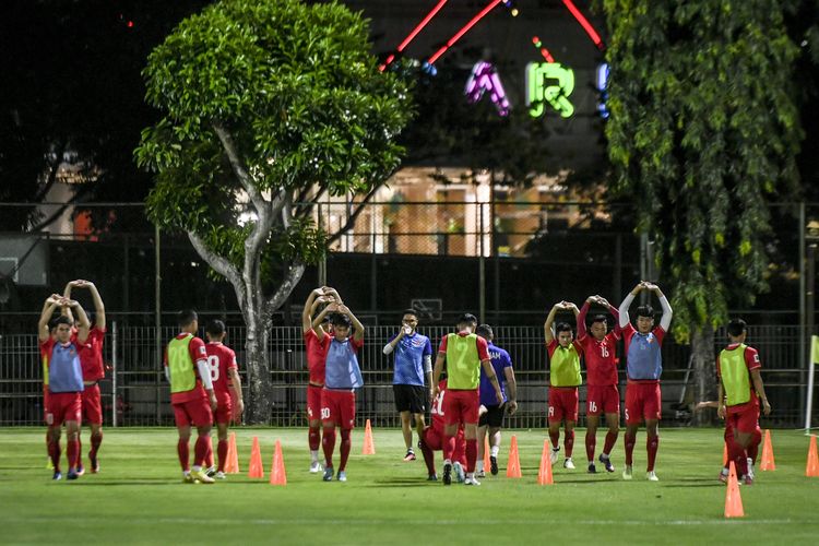 Sejumlah pesepak bola Vietnam menjalani latihan di Lapangan A Gelora Bung Karno, Senayan, Jakarta, Rabu (20/3/2024). Tim sepak bola Vietnam menggelar latihan jelang bertanding melawan Timnas Indonesia dalam laga lanjutan Grup F kualifikasi Piala Dunia 2026 zona Asia di Stadion Utama Gelora Bung Karno pada Kamis (21/3/2024). ANTARA FOTO/Hafidz Mubarak A/rwa.