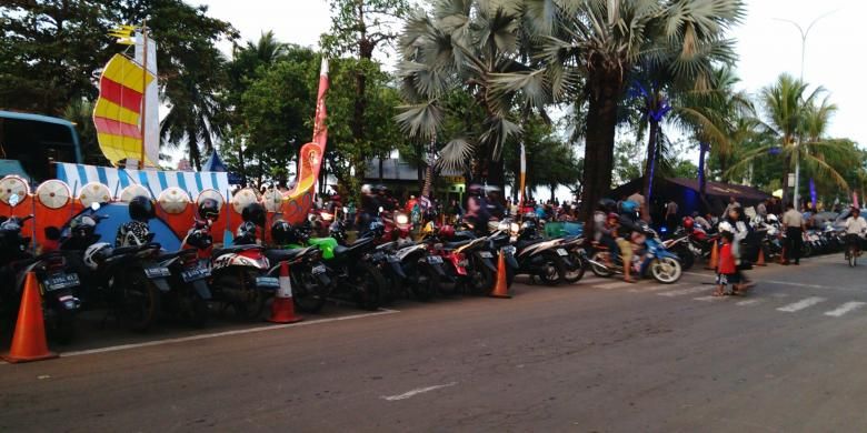 Bahu jalan di Ancol dijadikan lokasi parkir motor. Kamis (31/12/2015)